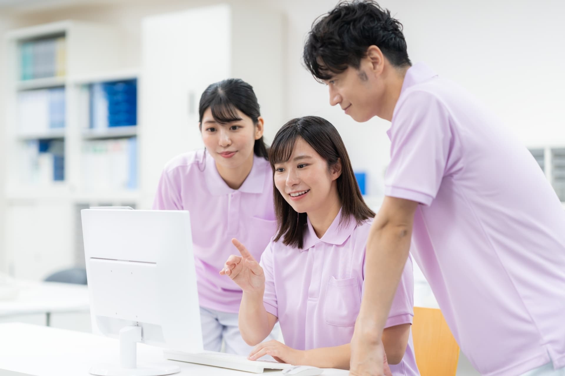 笑顔で対話する介護スタッフと利用者